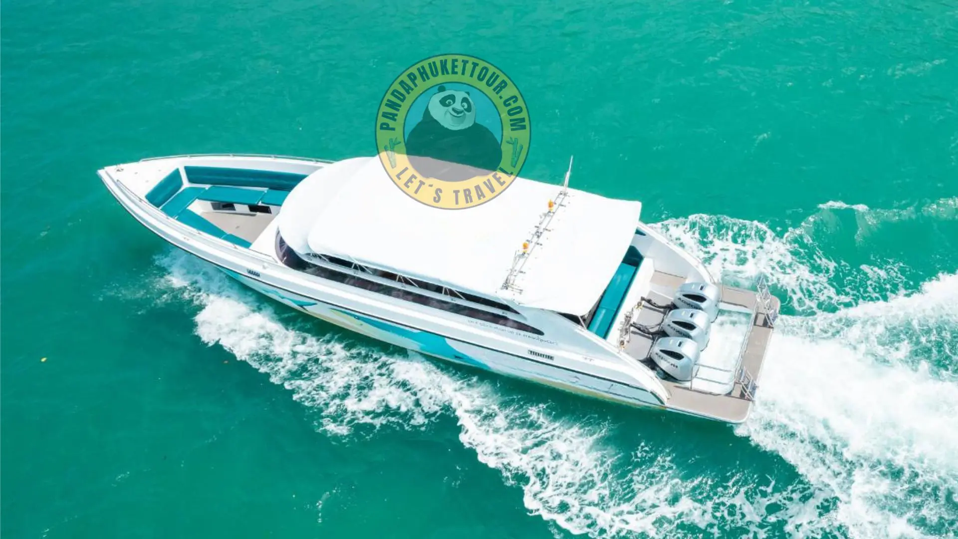 Lancha rápida de tres motores navegando por aguas turquesas, vista desde el aire, con el logo de Panda Phuket Tour