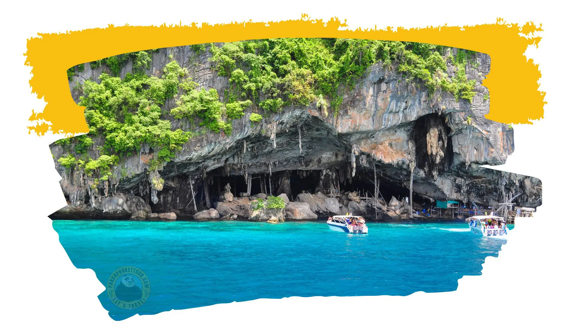 Gran cueva abierta al mar al pie de un acantilado, con dos barcas de turistas sobre el agua azul