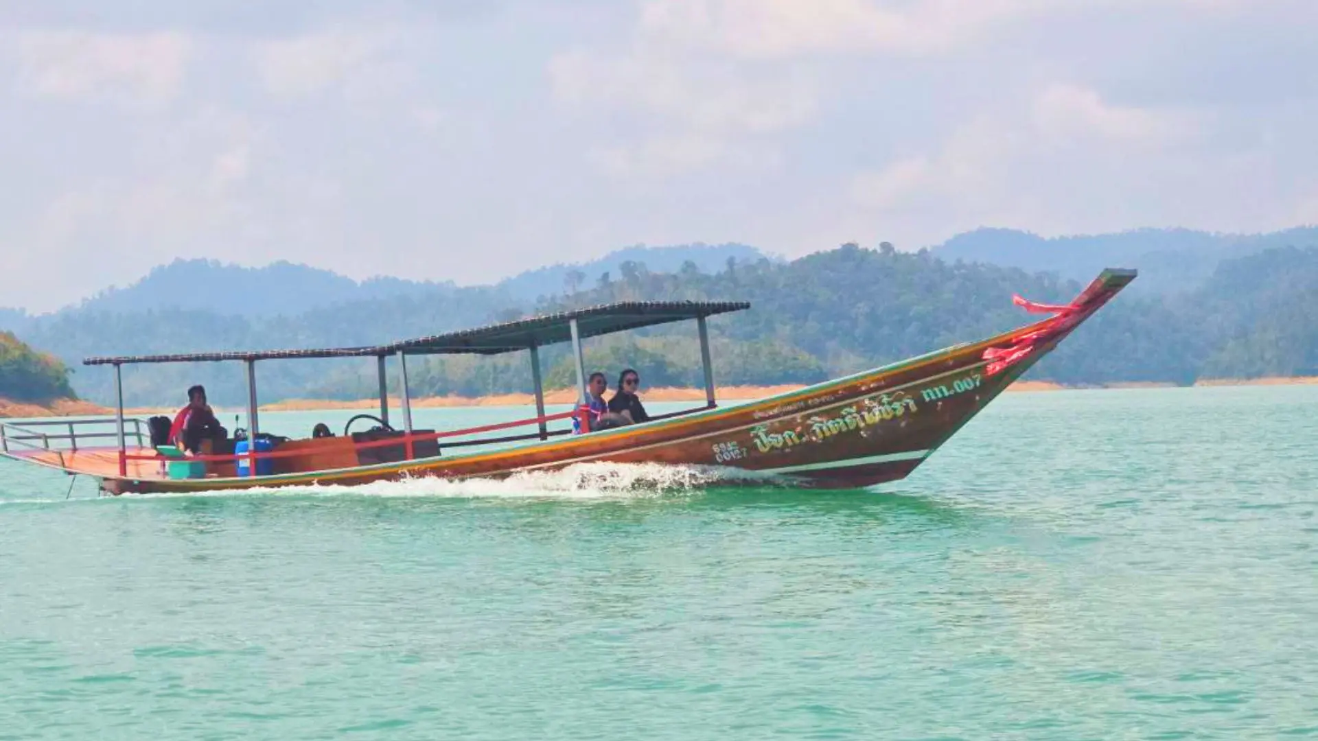 Barca de cola larga en el lago Cheow Lan de Khao Sok