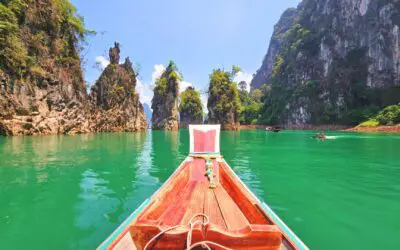 Lago Cheow Lan rodeado de montañas de piedra caliza