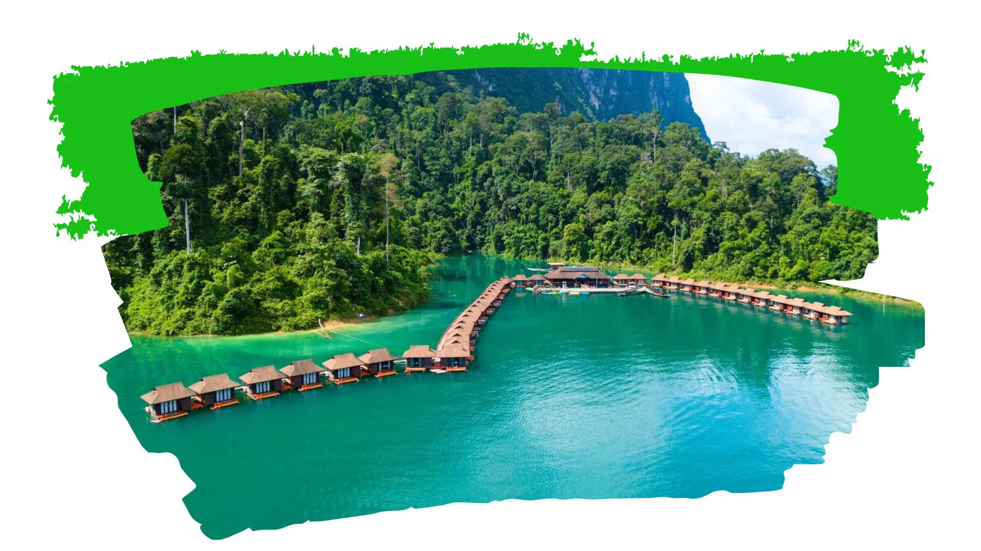 Vista aérea de bungalós flotantes en hilera quebrada sobre agua turquesa, unidos a un edificio central, con selva detrás