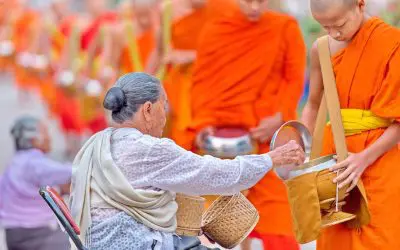 OFFERTA DI CIBO AI MONACI DEL TEMPIO DOI SUTHEP ALL'ALBA + WAT PHA LAT (GRUPPO)
