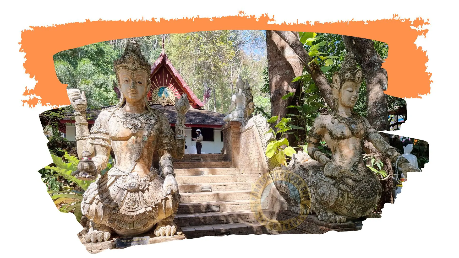 Duas figuras celestiais de pedra ladeiam a escada que sobe a um templo de frontão vermelho no bosque