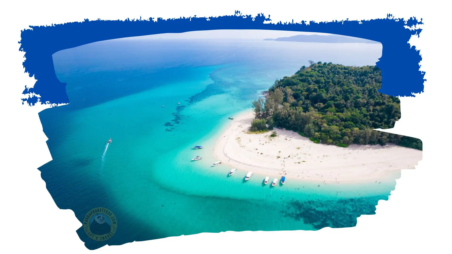 Vista aérea de uma ilha arborizada com uma língua de areia branca, água turquesa e lanchas fundeadas
