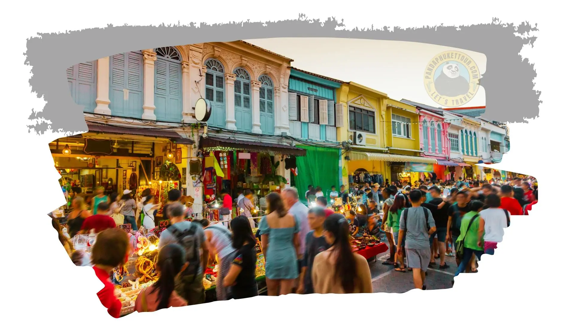 Foule parcourant le marché de rue entre des façades coloniales colorées, en fin d’après-midi