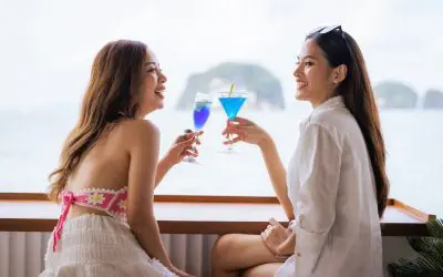 Trinquer avec des cocktails à bord de la croisière au coucher du soleil