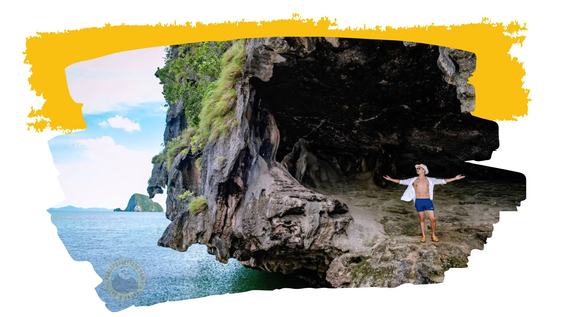 Um viajante de chapéu abre os braços sob uma enorme saliência de calcário, junto ao mar e a uma ilha distante