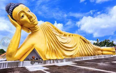 O Buda reclinado do templo Sri Sunthon