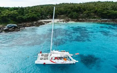 Catamaran au mouillage devant une crique de sable blanc