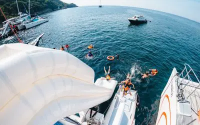 Baigneurs dans l'eau près du toboggan du catamaran