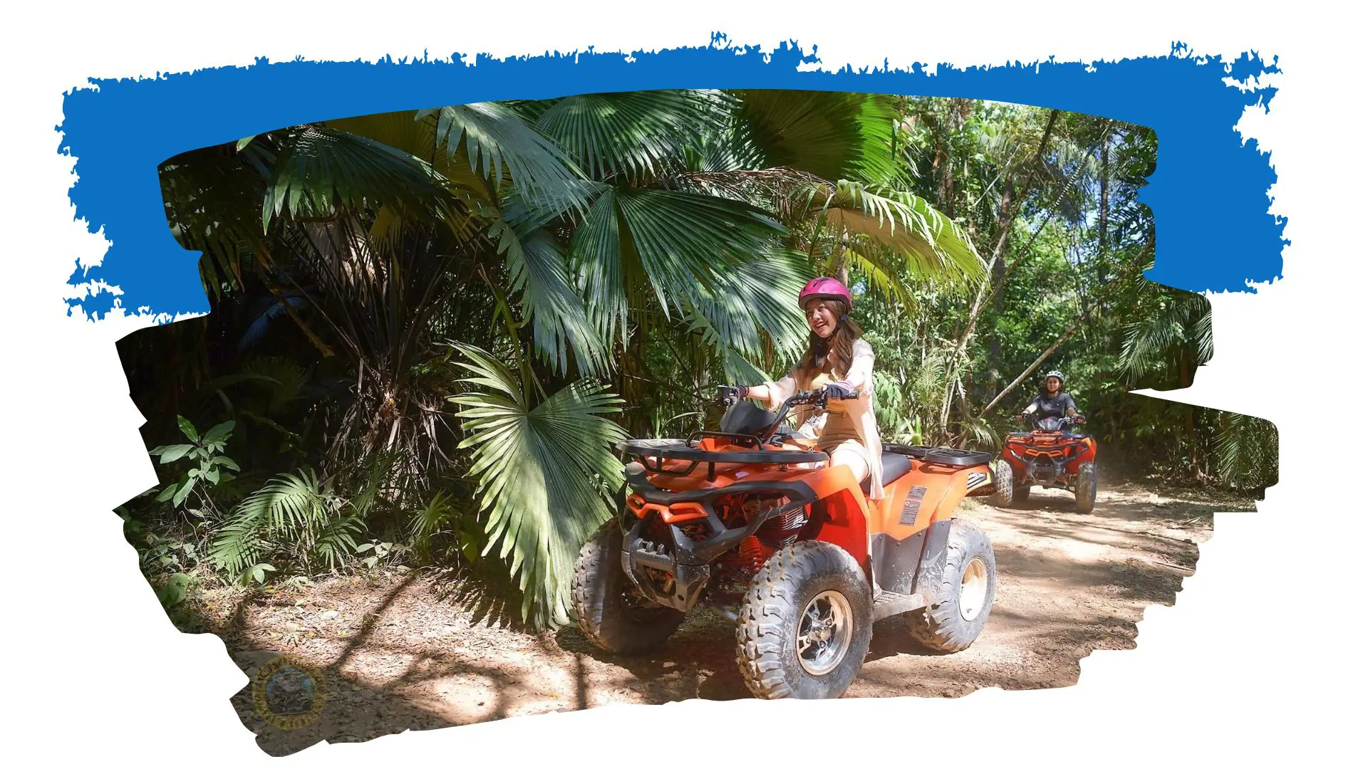 Una donna con casco rosa guida un quad arancione su una strada sterrata tra le palme, seguita da un altro quad