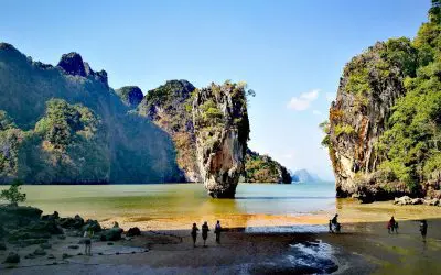 Visiteurs sur la plage, face au rocher de Ko Tapu