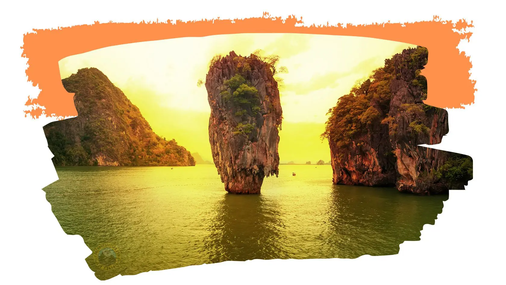 Khao Ta-Pu, la roccia dell'isola di James Bond, al tramonto con il cielo dorato, dentro una cornice a pennellata arancione