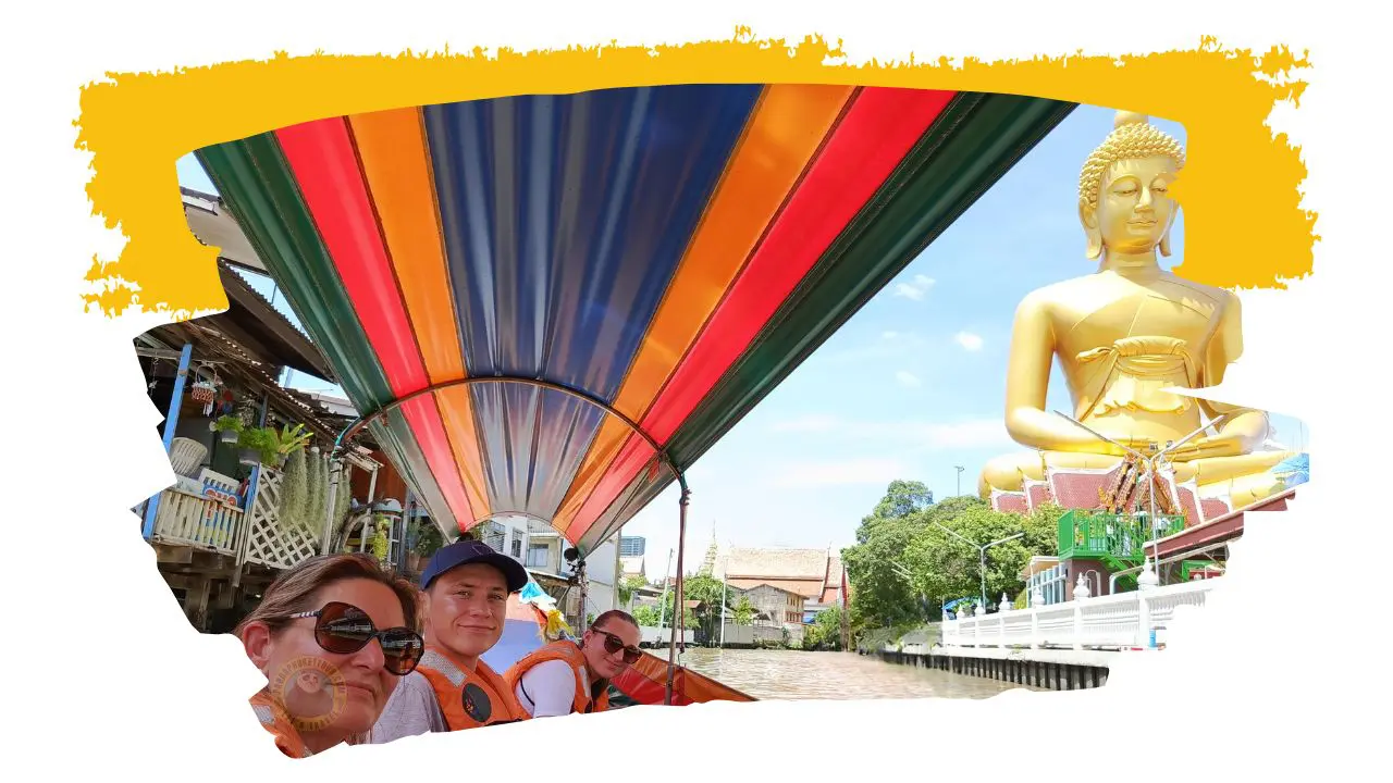 Três pessoas navegam por um canal num barco com toldo às riscas coloridas; ao fundo, um grande Buda dourado sentado