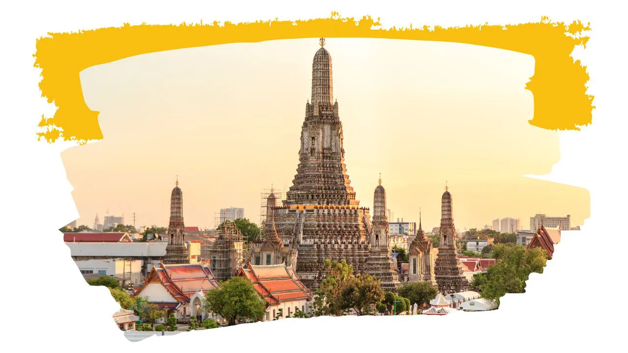 Prang central de Wat Arun, revestido de porcelana, sobre os telhados de Bangkok com o céu dourado