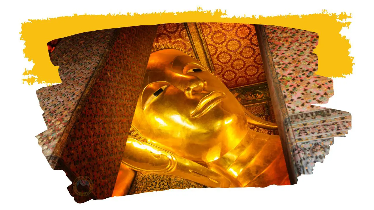 Rosto dourado do Buda Reclinado de Wat Pho entre colunas decoradas, emoldurado por uma pincelada amarela