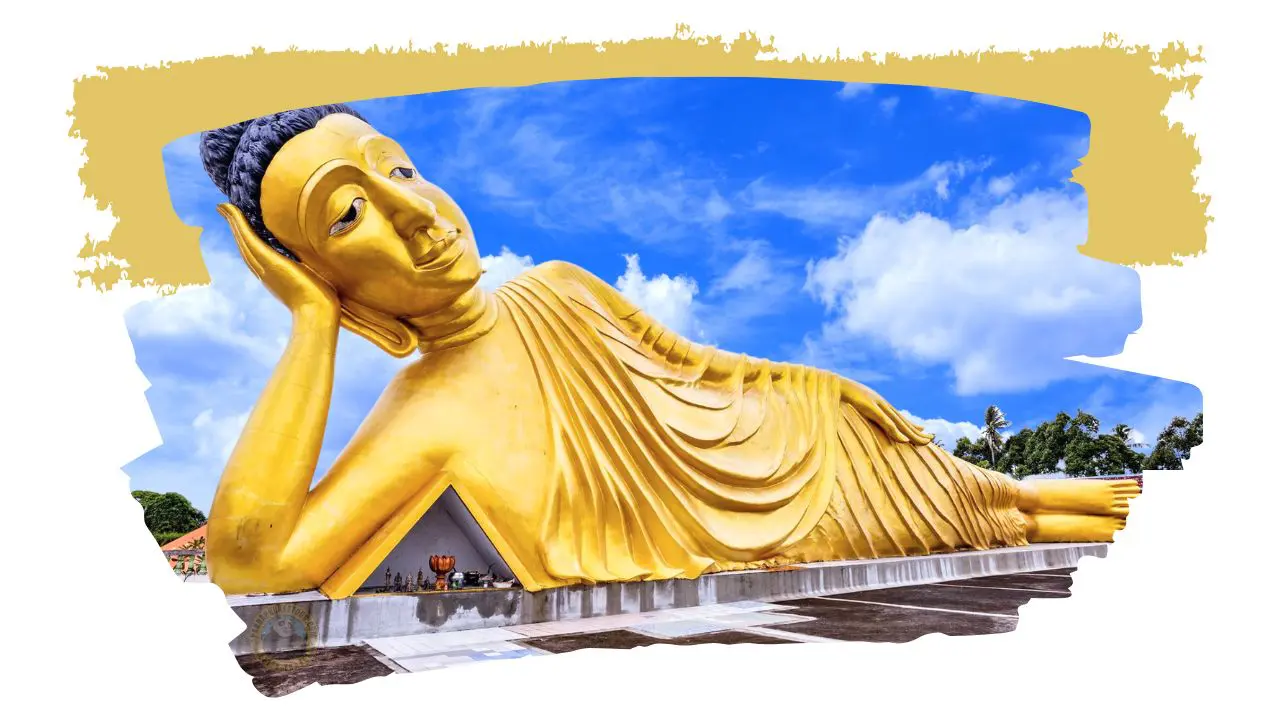 Grande Buda reclinado dourado ao ar livre, com a cabeça apoiada na mão e um céu azul com nuvens