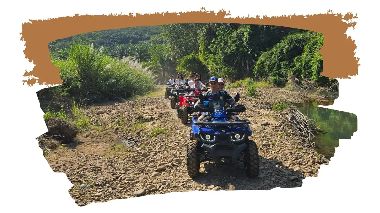 Fila de quads por un camino pedregoso entre vegetación; delante, un conductor con gorra en un quad azul