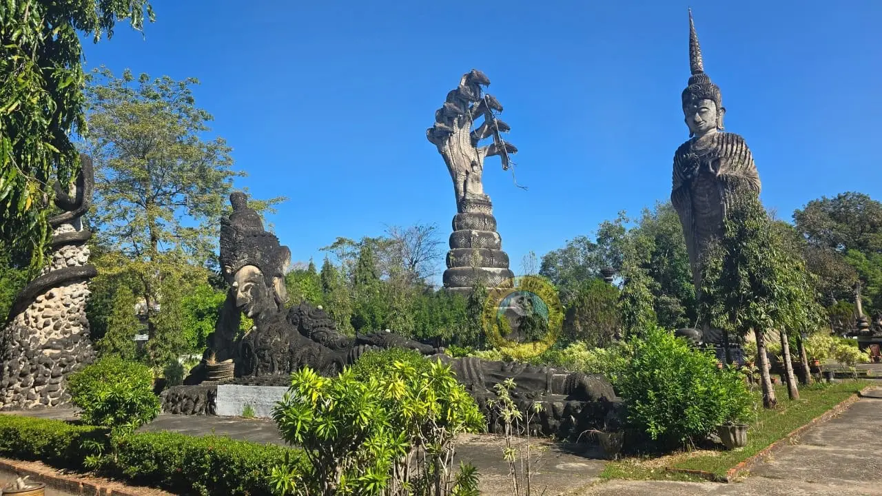 Sala Kaew Ku: naga gigante de várias cabeças, uma figura coroada de pé e outras estátuas de cimento entre jardins