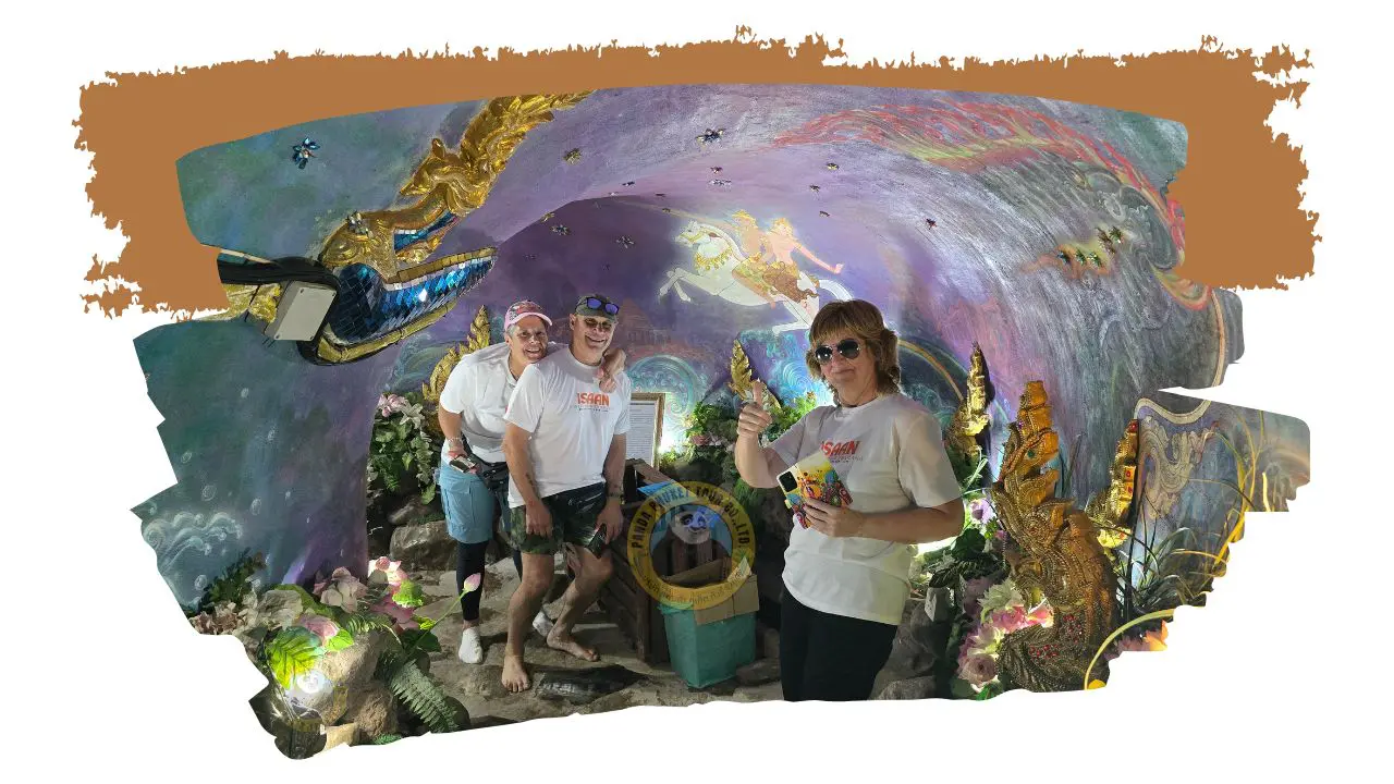 Três viajantes dentro de uma gruta decorada com murais de nagas e figuras douradas