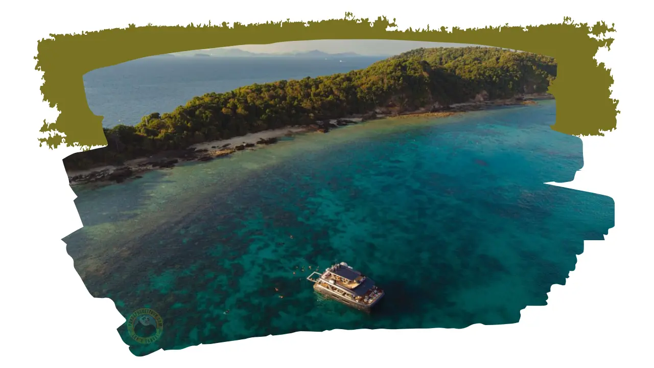 Yate fondeado sobre el arrecife junto a una isla de bosque con playa estrecha, con bañistas alrededor y luz de tarde