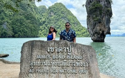 Pareja junto al cartel de la isla de James Bond, con Ko Tapu al fondo