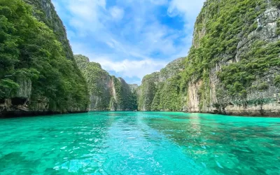 Aguas turquesa de la laguna Pileh en Phi Phi