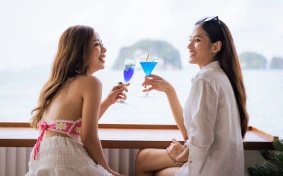 Brindis con cócteles a bordo del crucero al atardecer