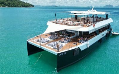 El catamarán premium navegando por la bahía de Phang Nga