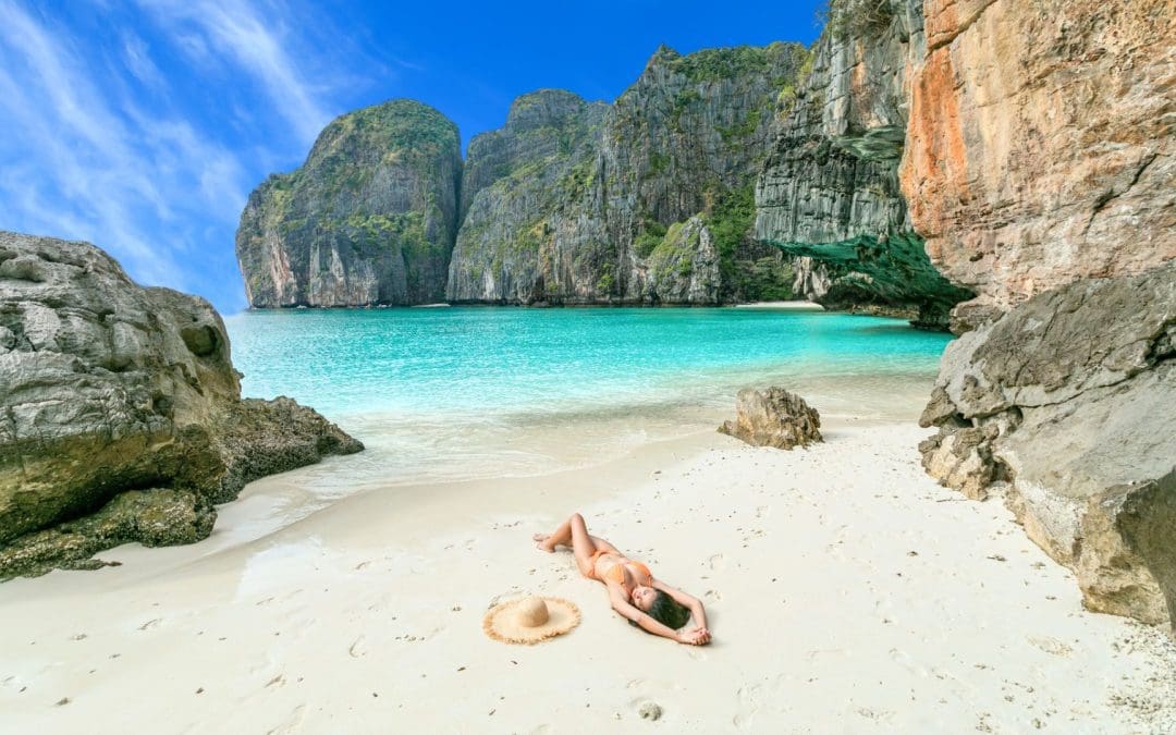 PHI PHI ISLAS / MAYA BAY / BAMBOO EN ESPAÑOL EN LANCHA MOTORA (SIN MADRUGAR)