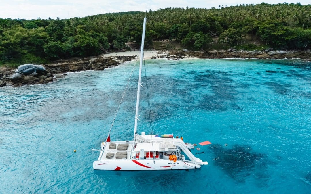 CORAL Y RAYA ISLAS + PHOMTHEP EN CATAMARAN, EN GRUPO