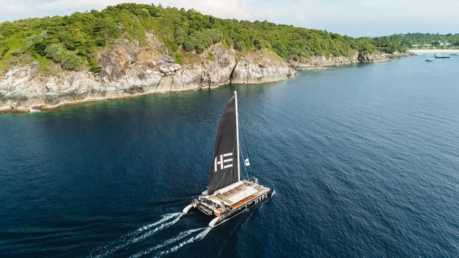 HYPE FIESTA EN CATAMARAN – RACHA Y CORAL